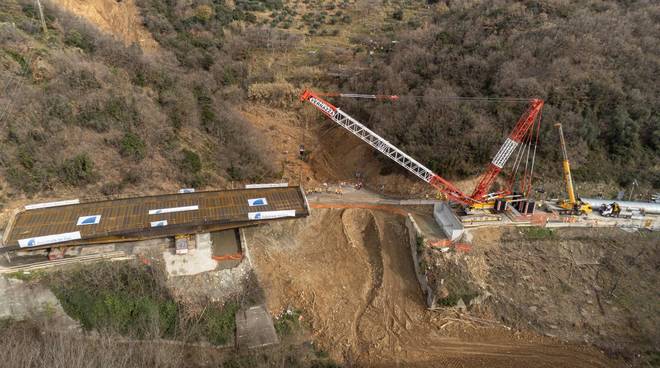 A6, varato l’impalcato del nuovo viadotto di Madonna del Monte: “Lavori conclusi entro febbraio”