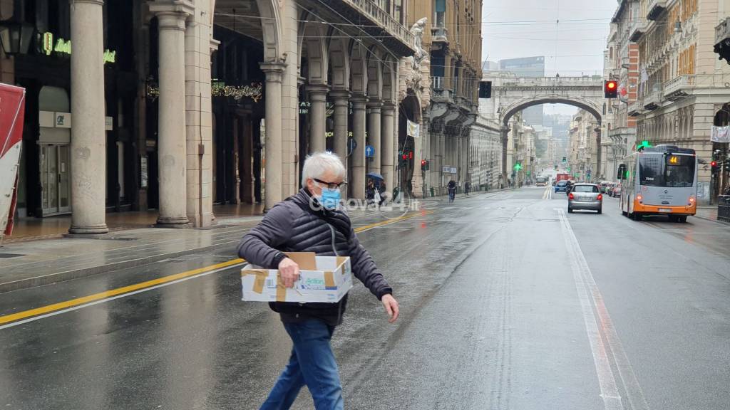 Emergenza coronavirus a Genova: mascherine, strade deserte e negozi chiusi