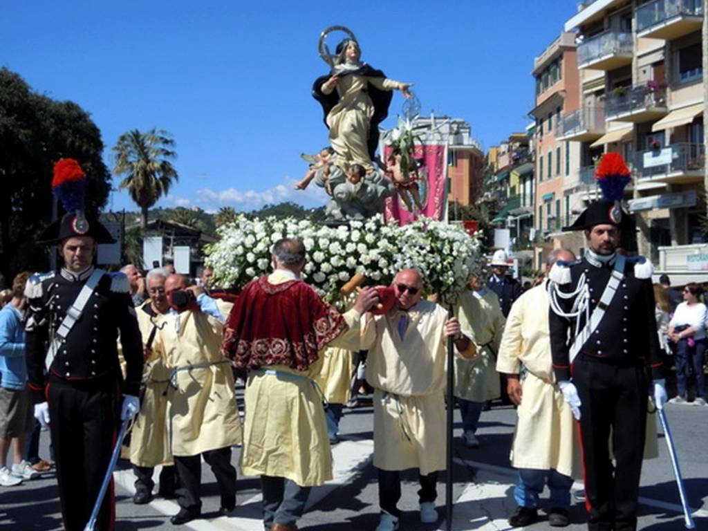 Varazze si prepara alle celebrazioni di Santa Caterina con una “sinfonia” di fiori per le vie del centro