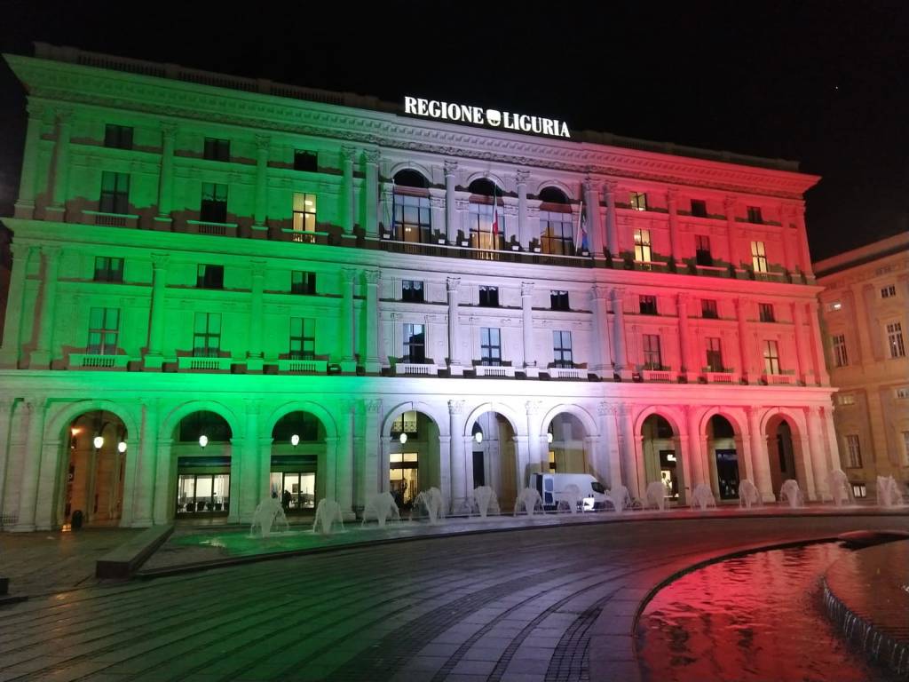 palazzo Regione Liguria illuminato tricolore