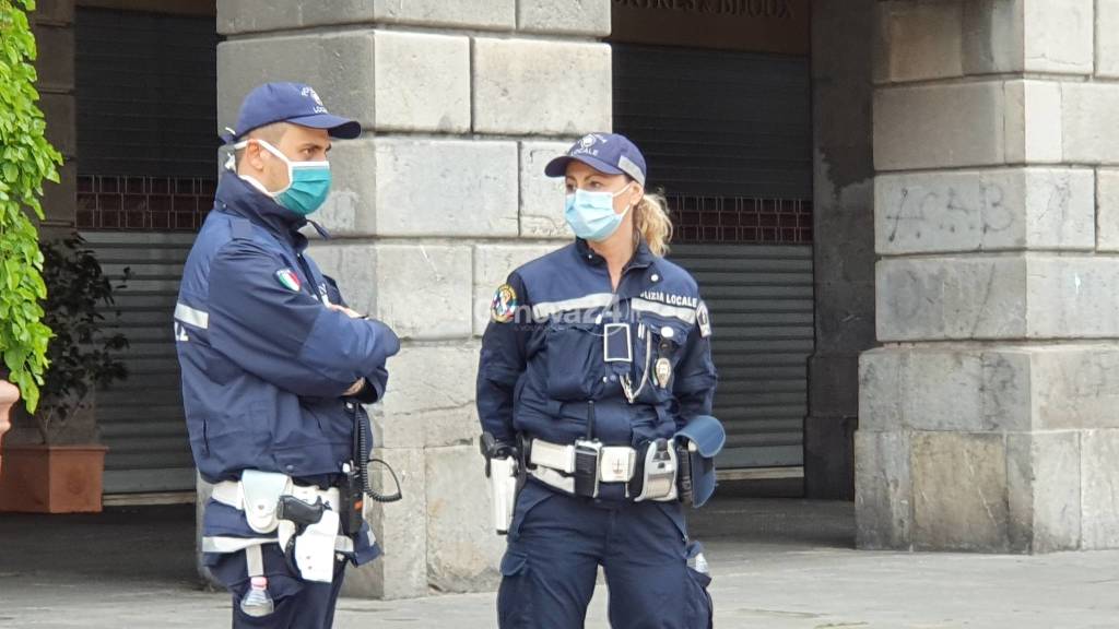 Coronavirus: scene di vita quotidiana a Genova, mascherine e trasporto pubblico