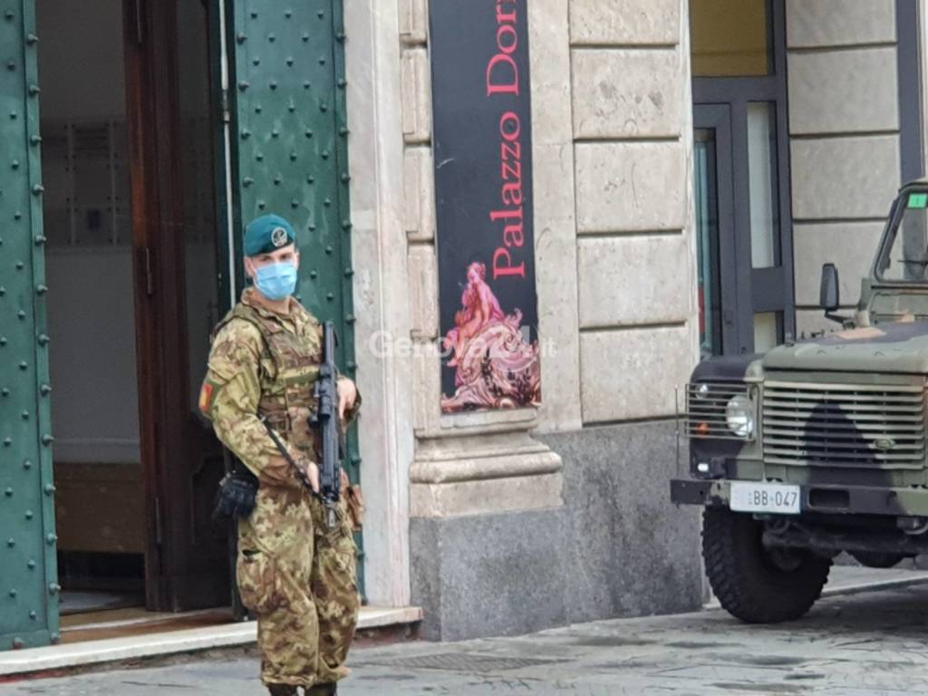 Coronavirus: scene di vita quotidiana a Genova, mascherine e trasporto pubblico