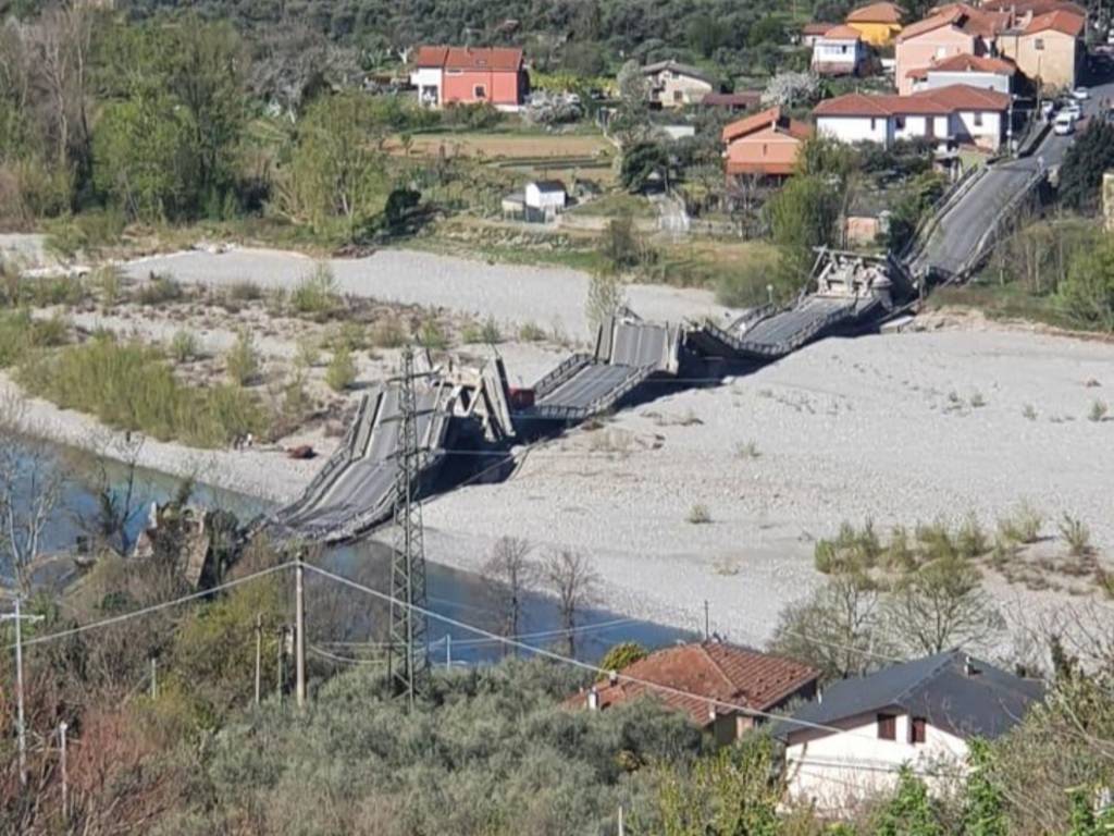 Crolla un ponte al confine tra Liguria e Toscana