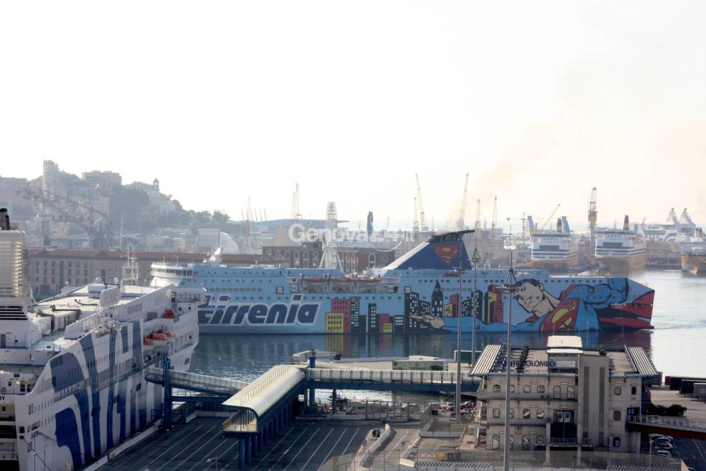 Fumi traghetti porto di Genova