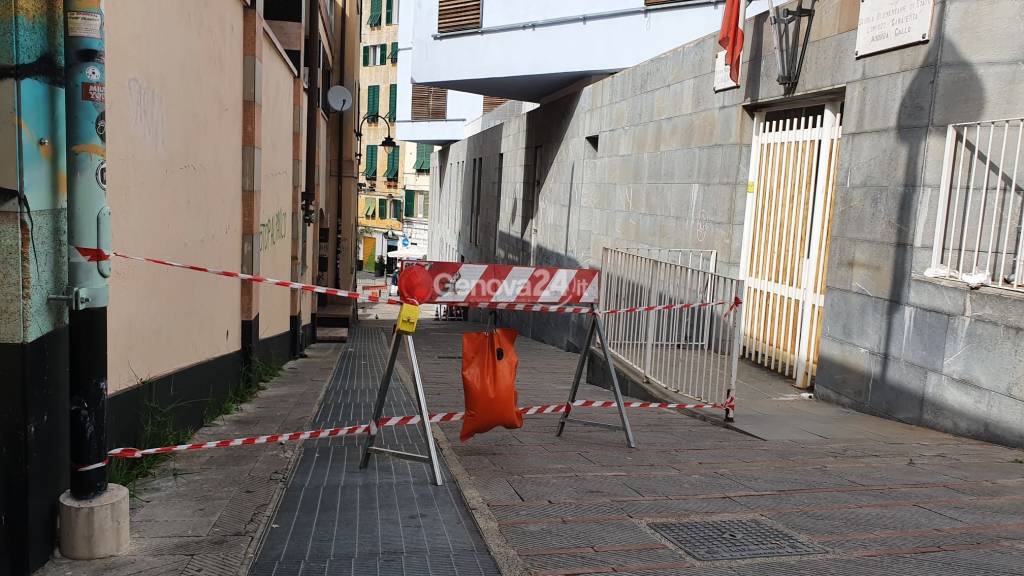 Centro storico, crollato il soffitto esterno della scuola Garaventa in piazza delle Erbe