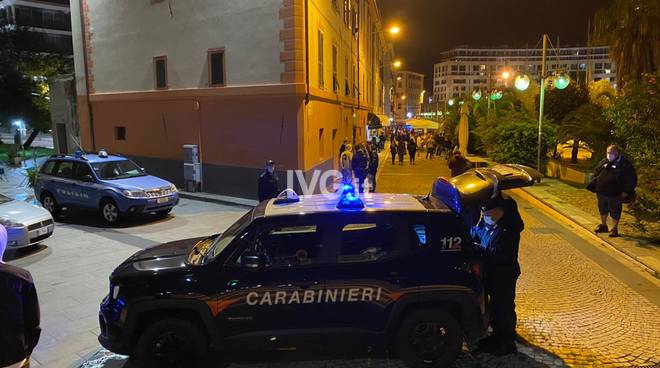 Savona, 56enne ubriaco in Darsena fa pipì su uno scooter e tenta di sradicare un cartello: arrestato
