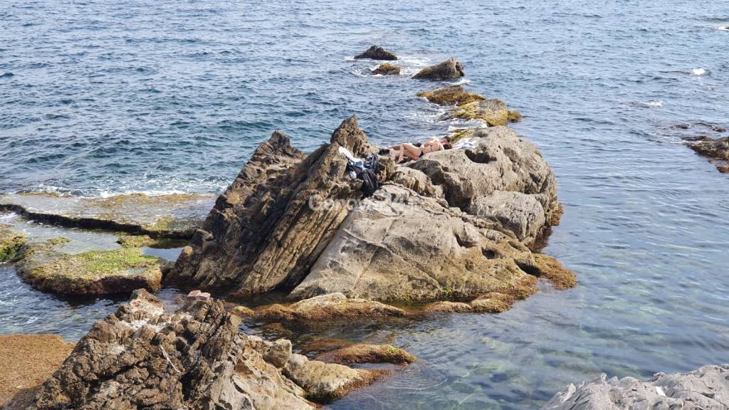Spiagge per pochi? La rivincita delle scogliere: ecco 10 posti per andare al mare a Genova senza code