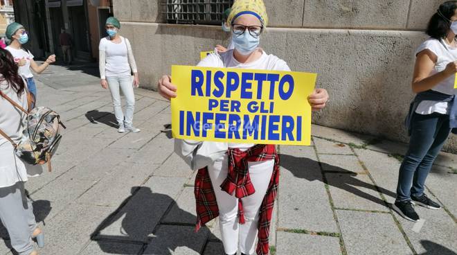 Indennità professionale, continua la battaglia degli infermieri: flash mob anche in Liguria