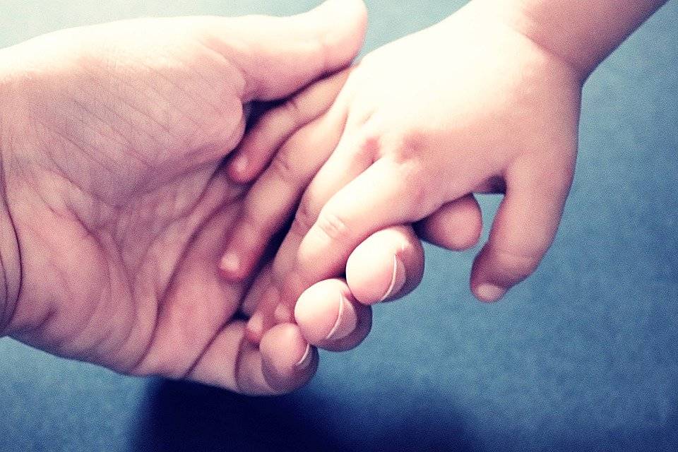 mani mamma bambino per mano