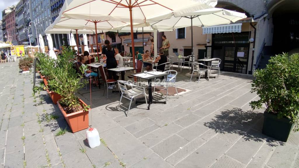 A Genova è l'estate dei tavolini all'aperto: grande successo per i dehors di bar e ristoranti