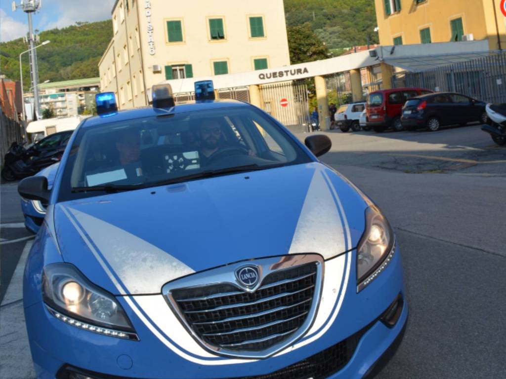 Follia a Savona, 26enne danneggia oltre 24 auto a calci e pugni: arrestato