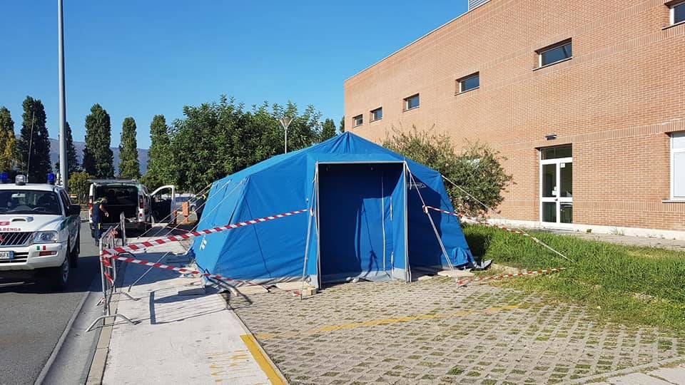 Albenga, allestita accanto al PPI dell'ospedale la tenda per effettuare i tamponi Covid