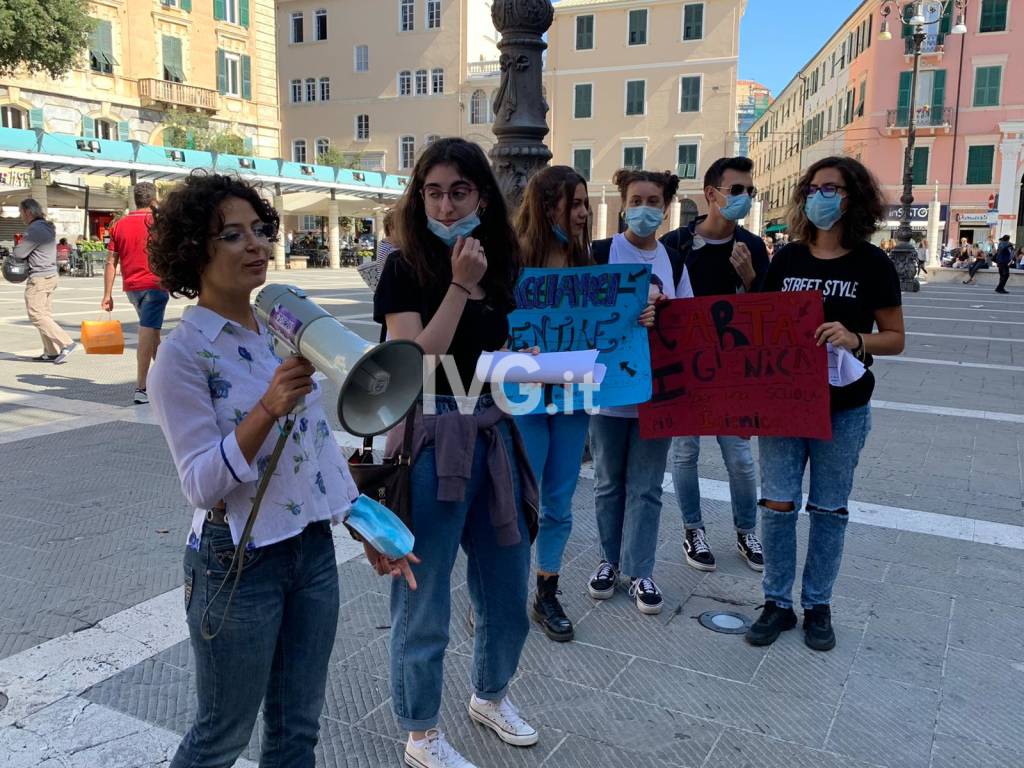 La protesta degli studenti per la scuola a Savona