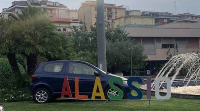 Incidente ad Alassio: auto finisce “parcheggiata” nella rotonda all’ingresso dell’Aurelia Bis