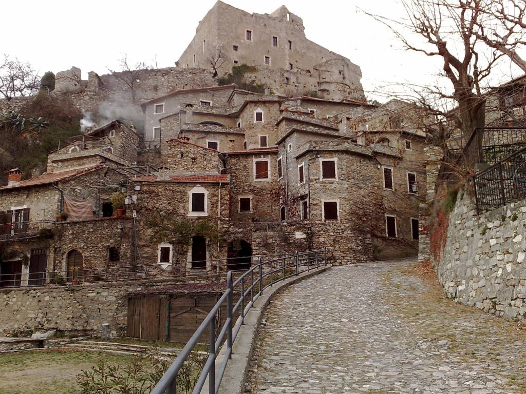 Castelvecchio di Rocca Barbena castello marchesi del Carretto