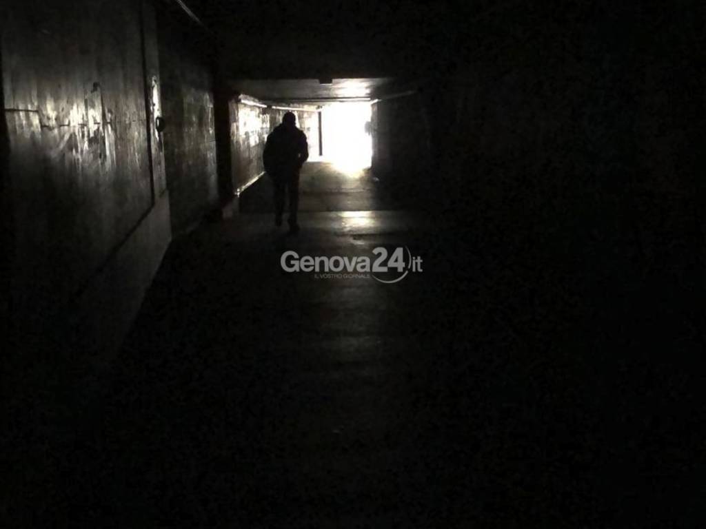 tunnel brignole al buio
