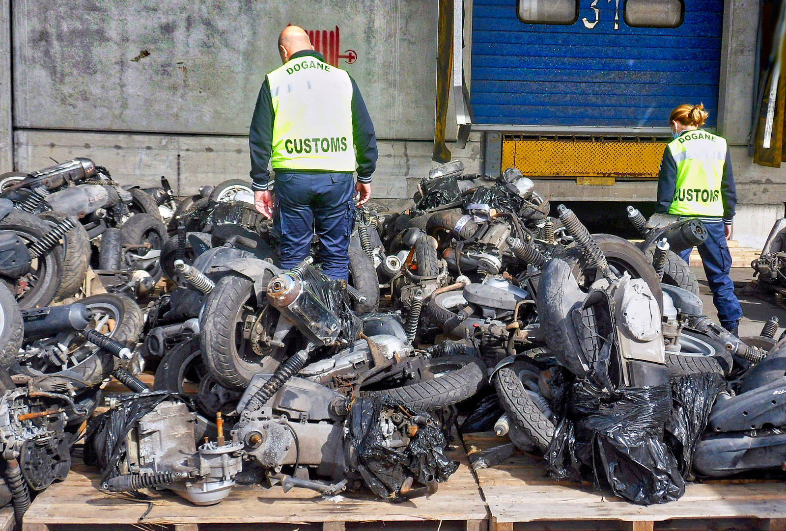 Traffico motocicli rubati: operazione al porto di Pra'
