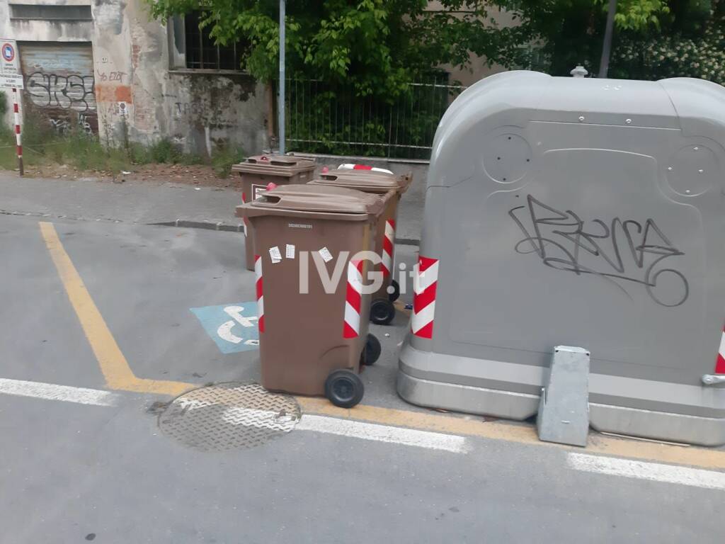 Albenga Bidoni Parcheggio Disabili