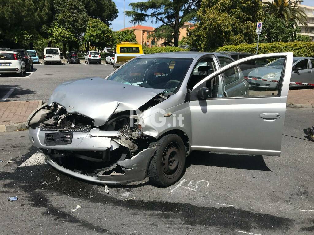Scontro tra due auto ad Albenga: due persone trasportate in ospedale