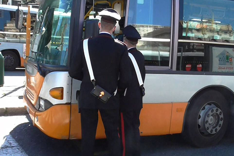 controlli carabinieri bus