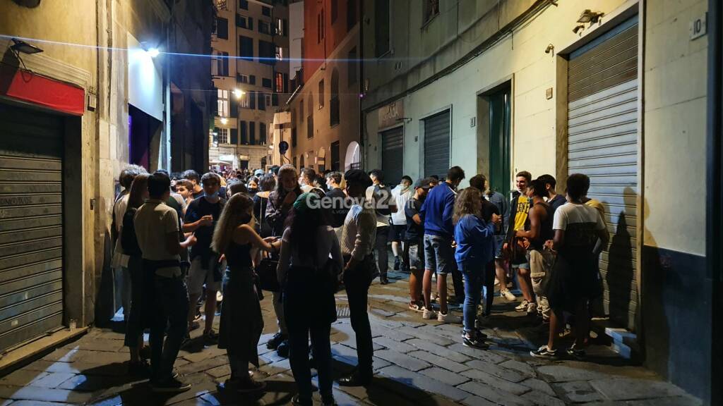 Festa a De Ferrari, cori da stadio, movida sfrenata nei vicoli: Genova celebra la zona bianca