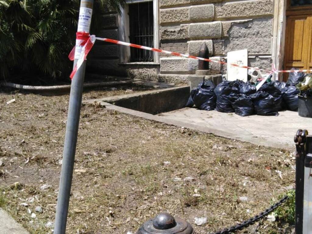 Lagaccio, i volontari ripuliscono le aiuole ‘dimenticate’ dell’ex caserma Gavoglio