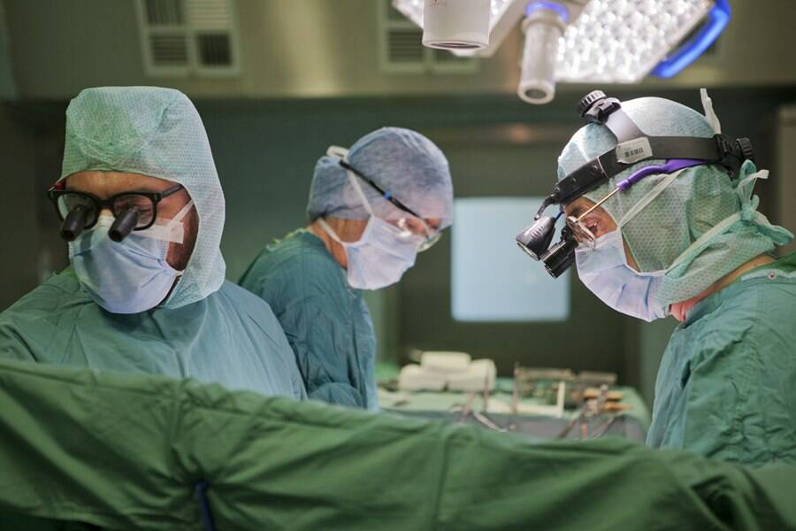 sala operatoria infermieri generica intervento ospedale covid 
