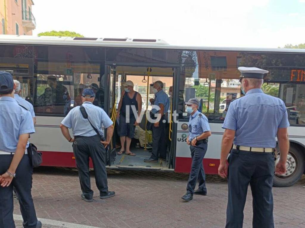 A Finale controlli della polizia locale sui bus con l'unità cinofila 