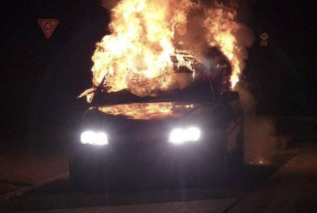 incendio auto notte generica