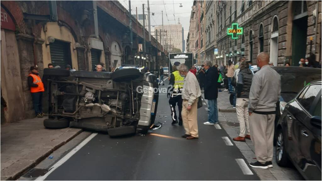Incidente in via Buranello a Sampierdarena, auto si ribalta