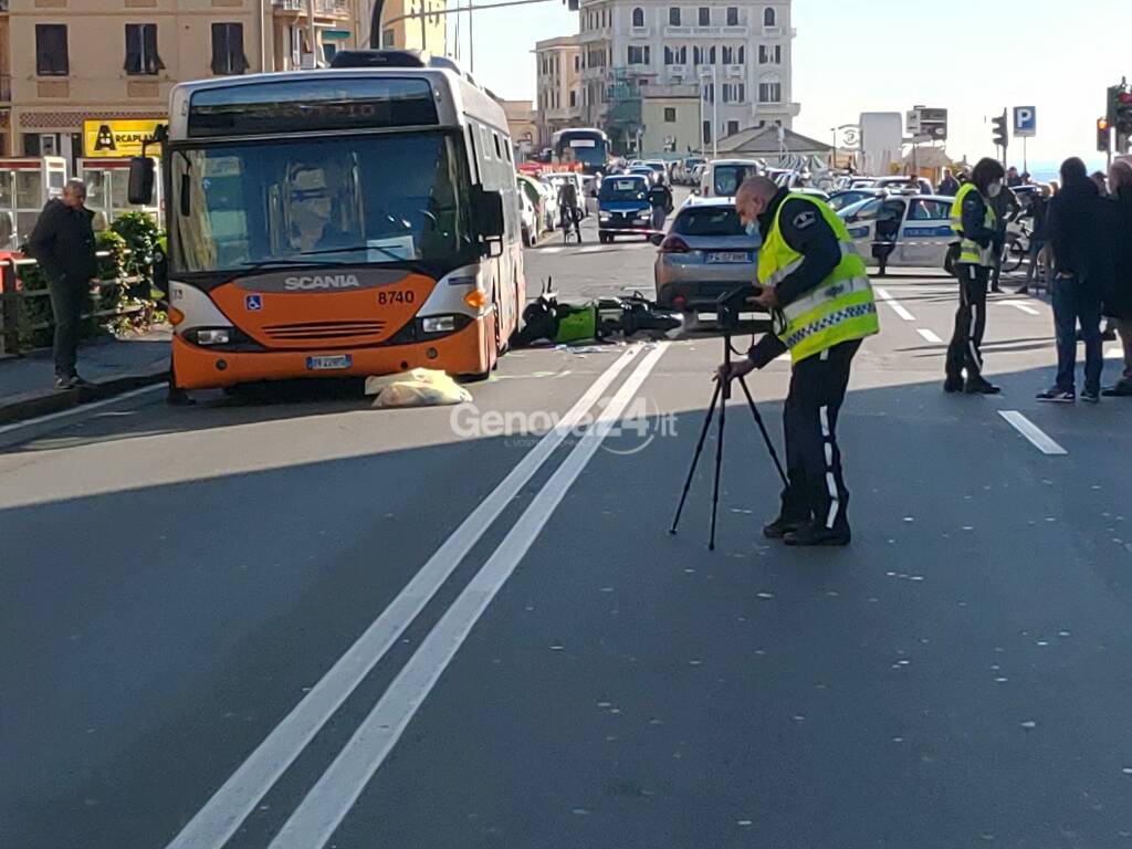 Incidente mortale in via dei Mille, scooter finisce contro un bus: vittima una donna di 35 anni