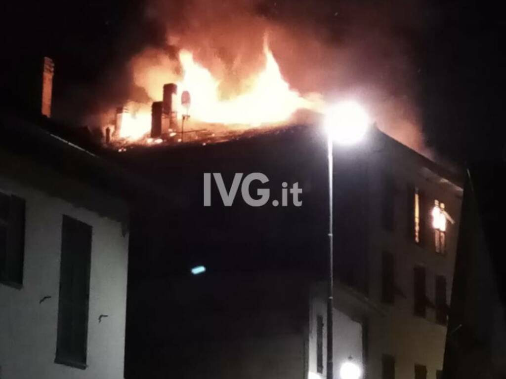 Tetto in fiamme a Villanova d'Albenga 