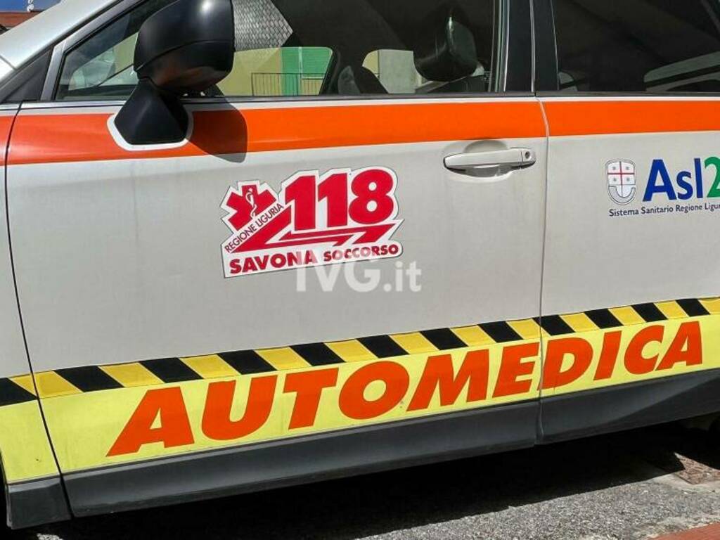 Loano, scontro auto-moto sulla via Aurelia: giovane trasportato in ospedale