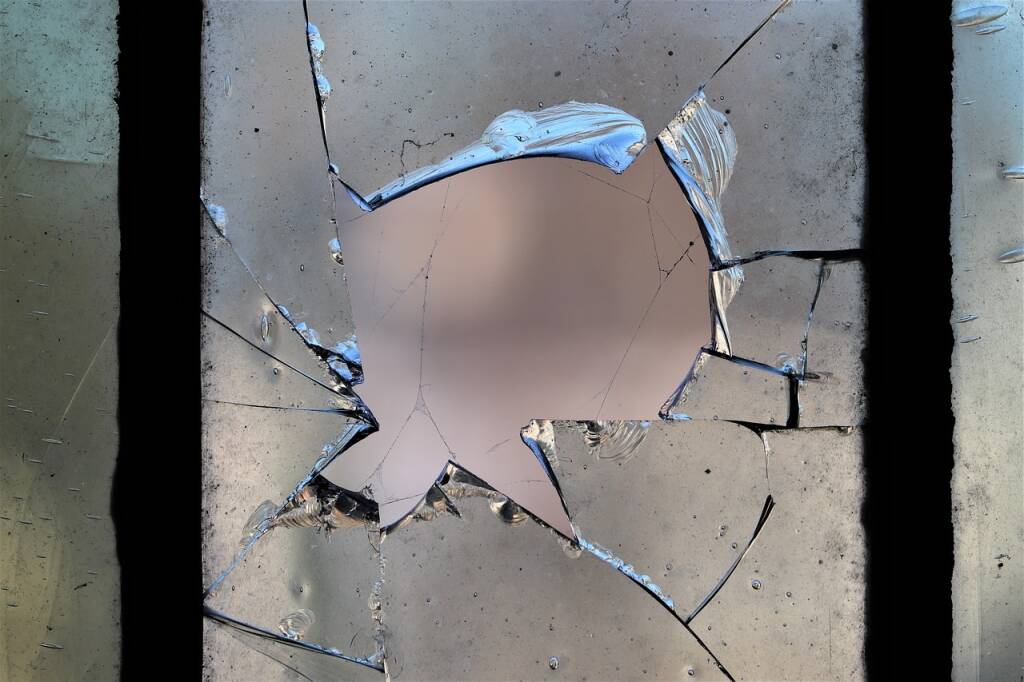 vetro finestra rotto furto appartamento