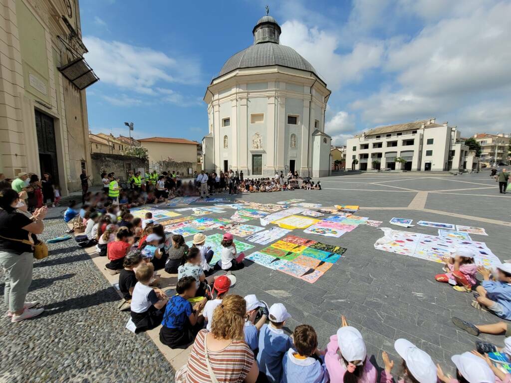 In piazza Italia a Loano il progetto "Cucire l'arte"