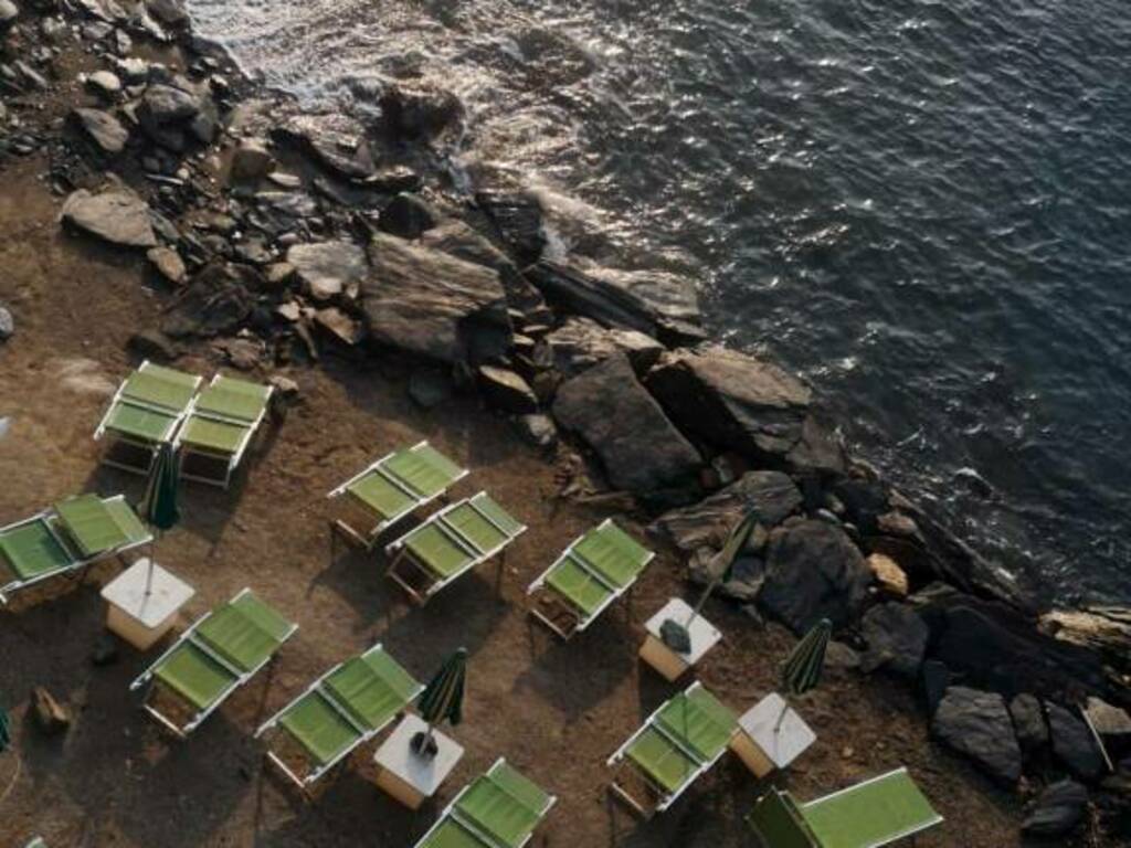 Arenzano, ombrelloni, lettini e canoe in affitto sulla spiaggia libera