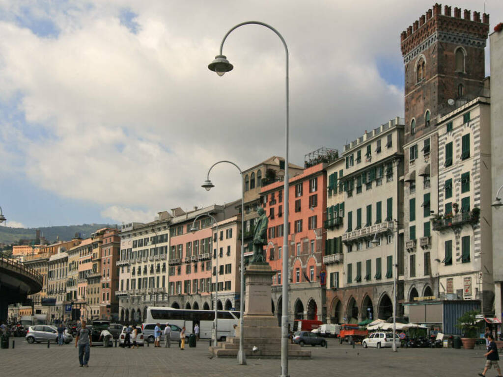 piazza caricamento genova - Foto di Wikipedia  