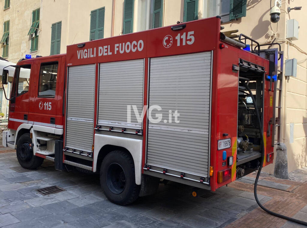 Incendio in piazza San Francesco ad Albenga