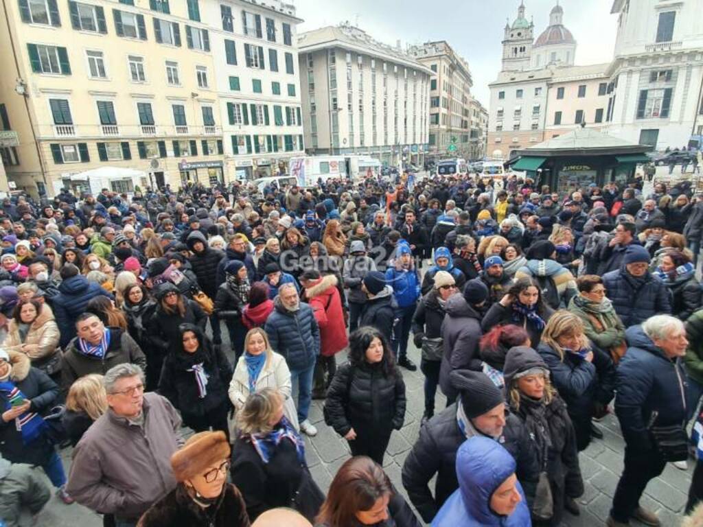 L'abbraccio di Genova a Gianluca Vialli, migliaia di tifosi blucerchiati alla messa in suo ricordo