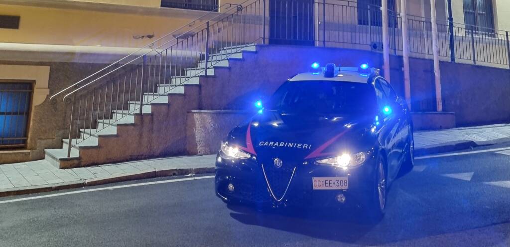 carabinieri notte generica macchina auto 