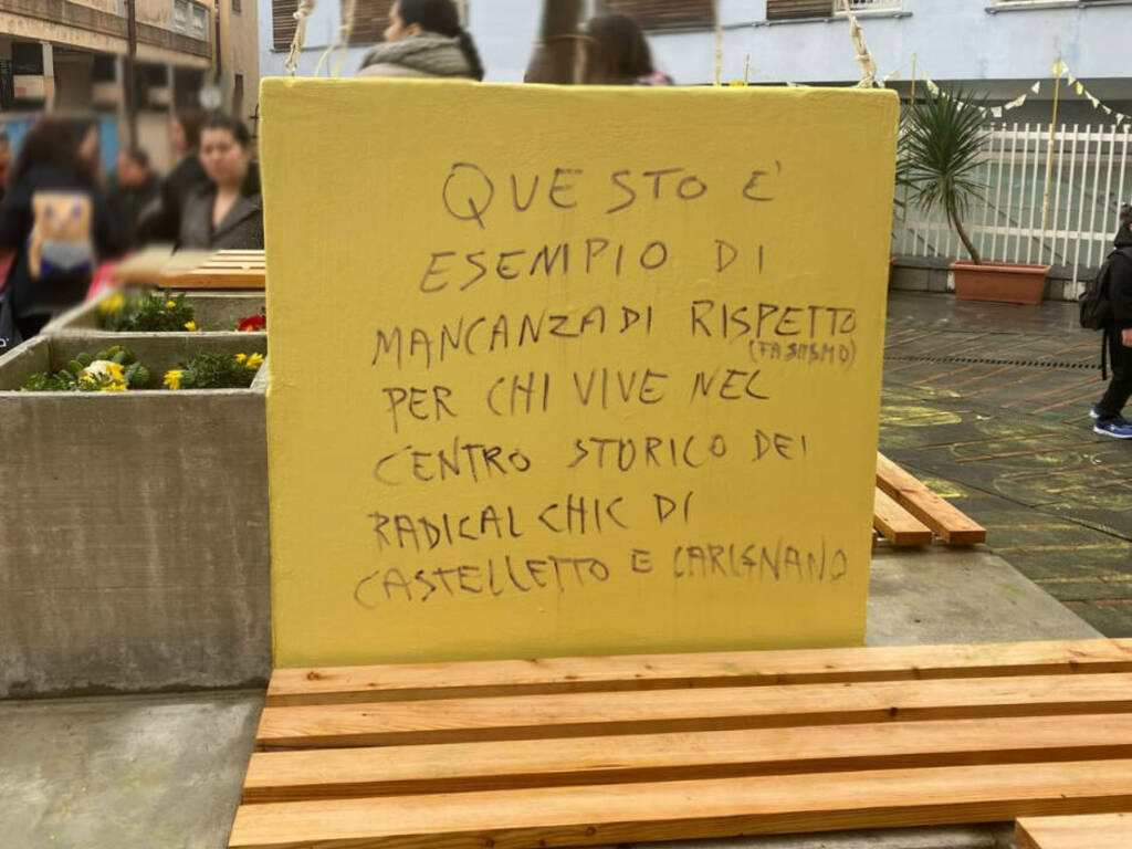Scritte vandaliche sul monumento a Teresa Mattei in centro storico