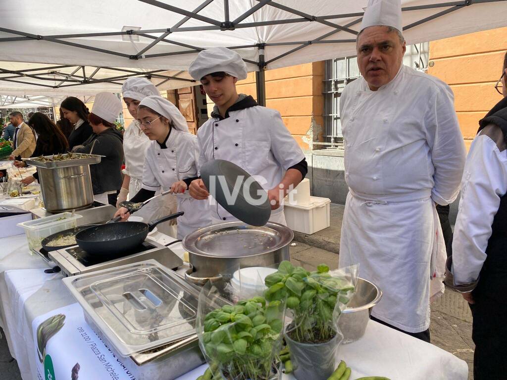 Show-cooking degli studenti dell'alberghiero in piazza