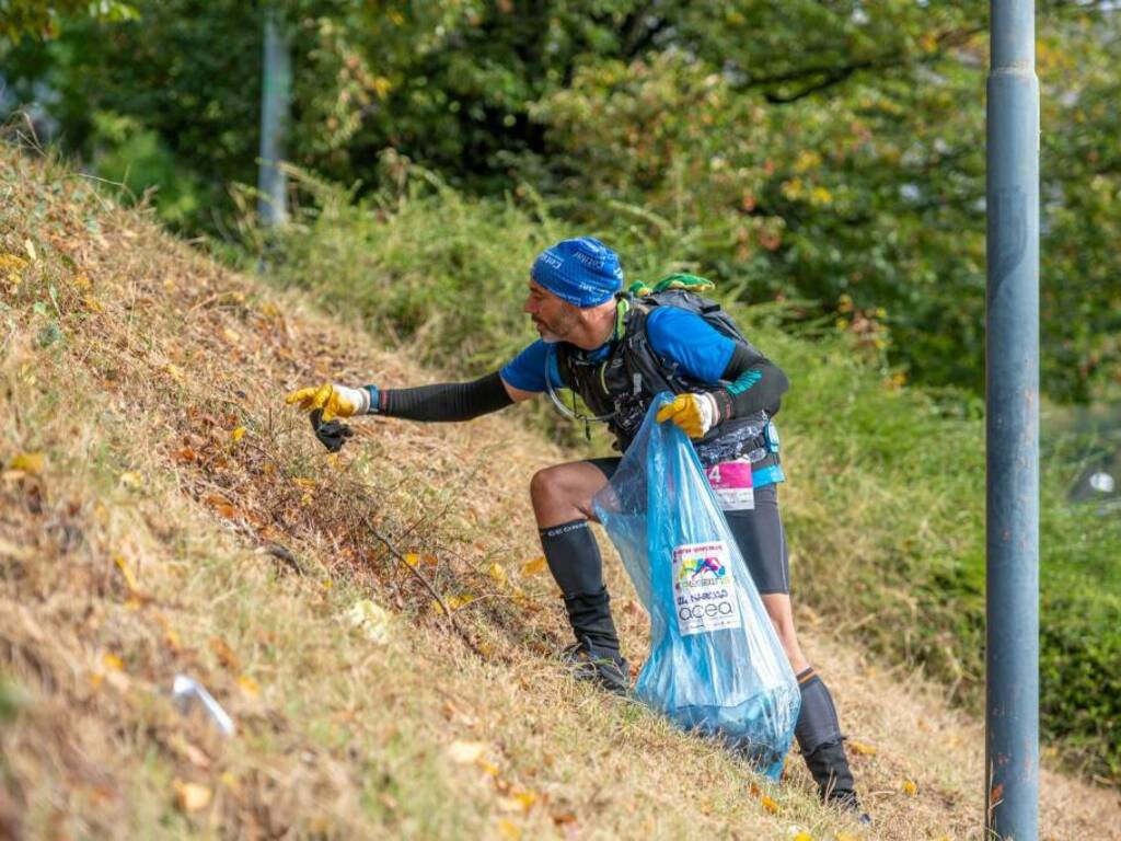 Sport, sbarca a Genova il mondiale di plogging: la corsa raccogliendo i rifiuti abbandonati