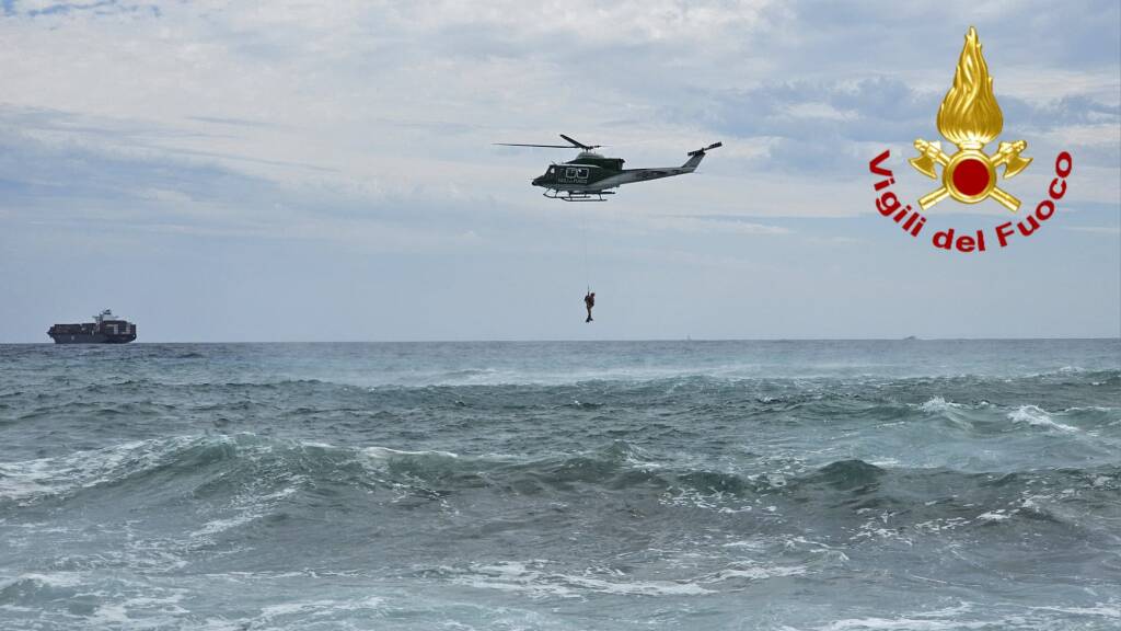 vigili del fuoco mare recupero onde annegamento elicottero