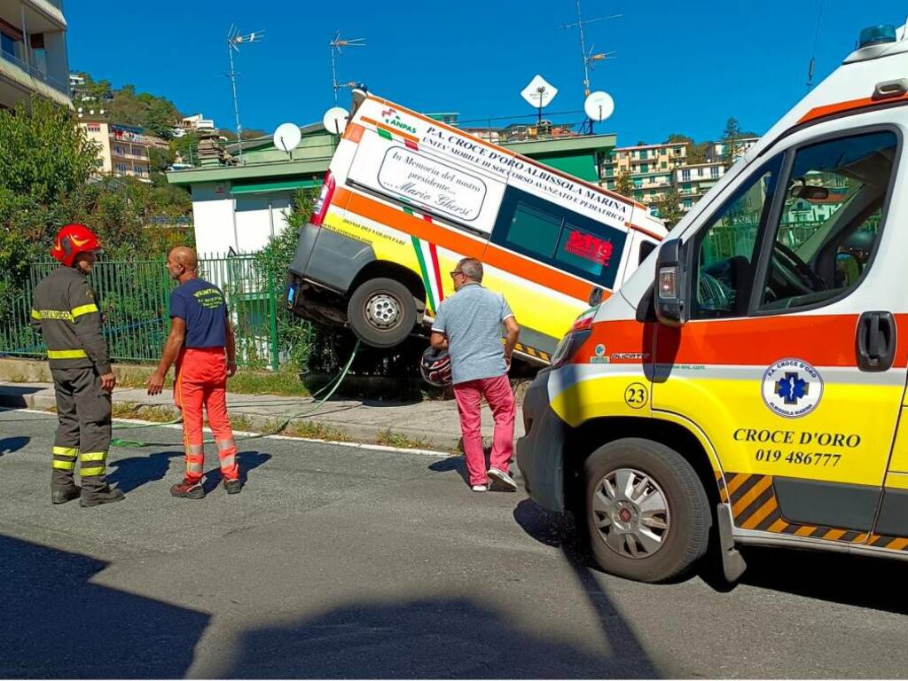 Ambulanza esce di strada ad Albisola