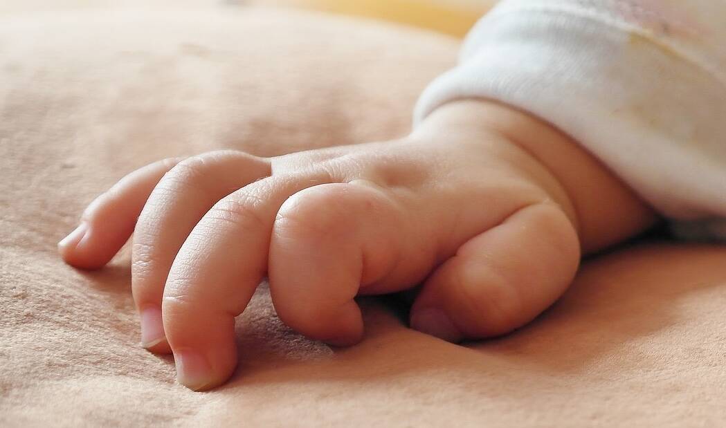neonato mano bambino