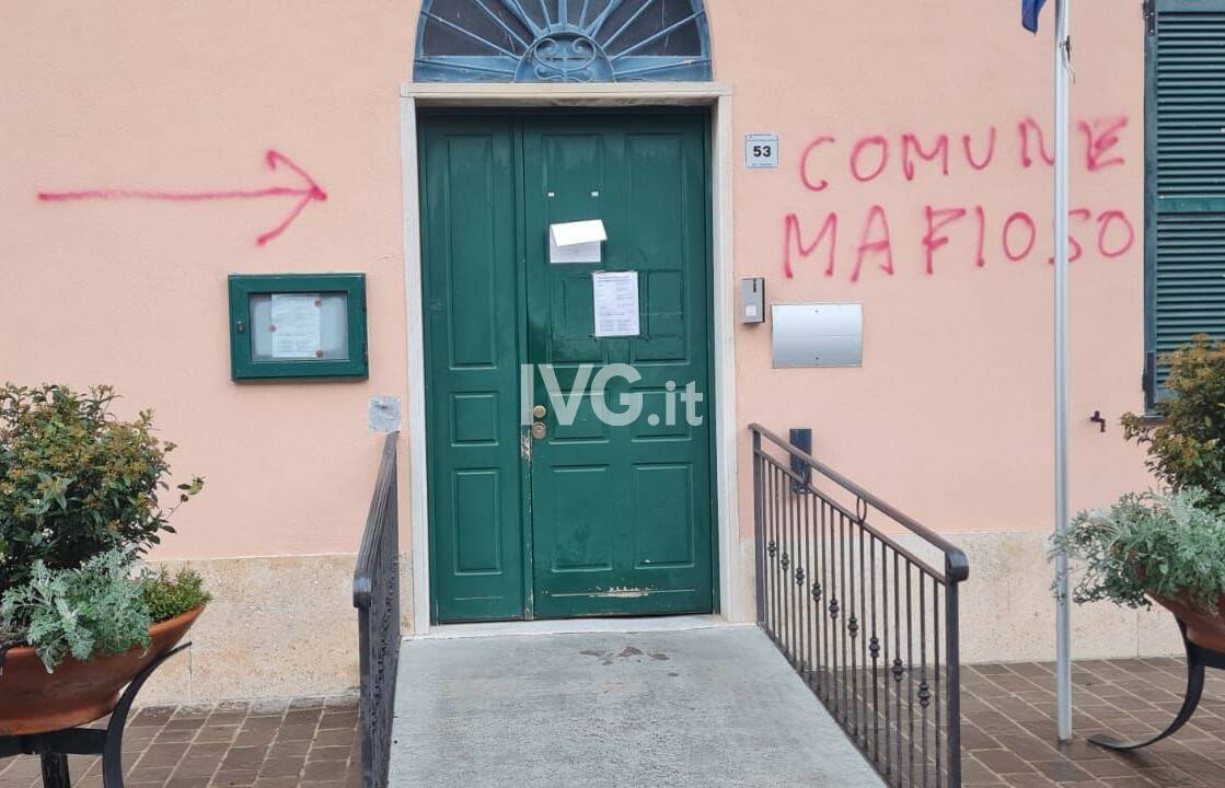 Scritte offensive sui muri del centro e sulla facciata del municipio a Cisano