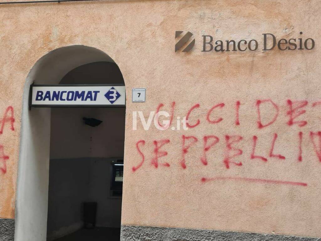 Scritte offensive sui muri del centro e sulla facciata del municipio a Cisano